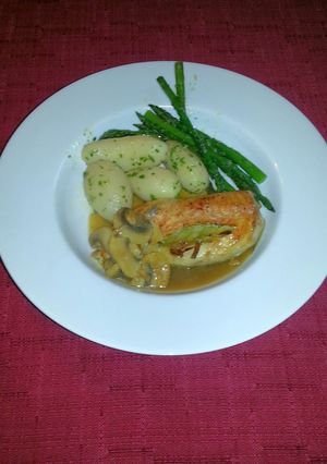A picture of Chicken stuffed with leeks & mushroom gravy.