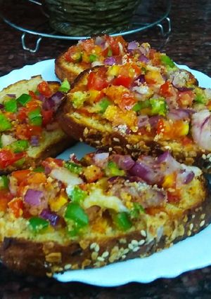 A picture of Homemade multigrain bread sooji pizza.