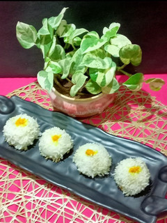 A picture of Kadam Phool Bhapa Pitha.