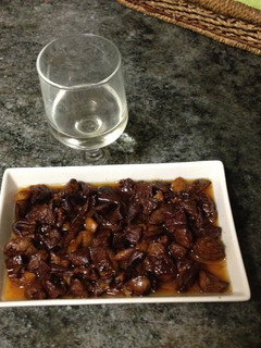 Una foto de Asadura de cordero con ajos y vino blanco