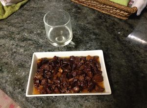 Una foto de Asadura de cordero con ajos y vino blanco