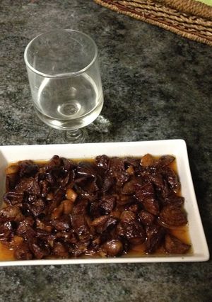 Una foto de Asadura de cordero con ajos y vino blanco