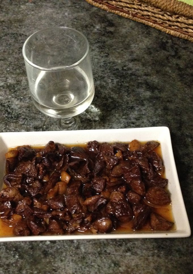Una foto de Asadura de cordero con ajos y vino blanco
