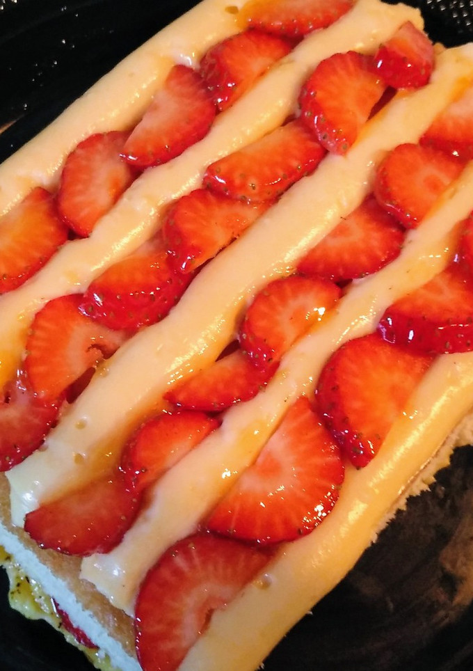 Una foto de Pastel de crema y fresas especial Sant Jordi