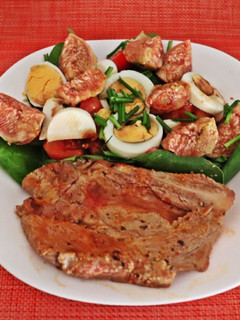 Foto de Costeletas de porco grelhadas com salada de figos