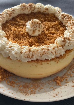 A picture of Custard and Lotus Biscoff Cookie Cake.
