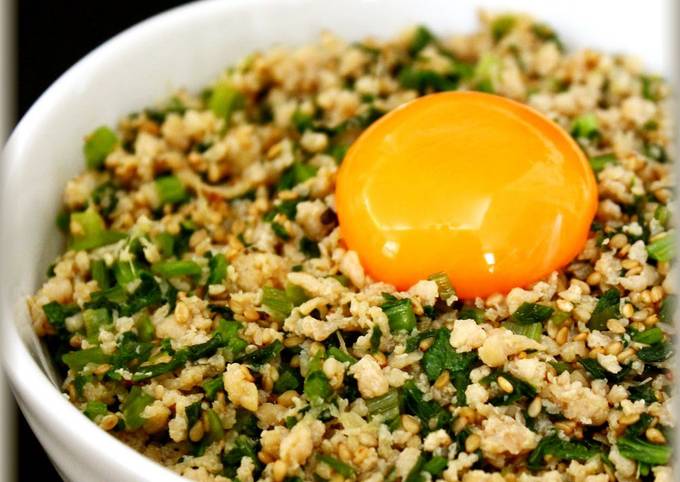 Recipe of Favorite Sweet-Savoury Fried Komatsuna and Minced Chicken Rice Bowl