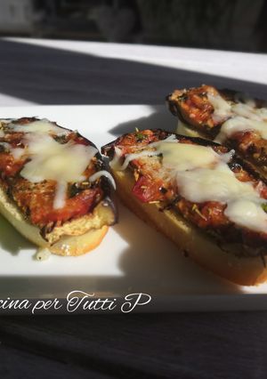 Une photo de Bruschetta parmigiana