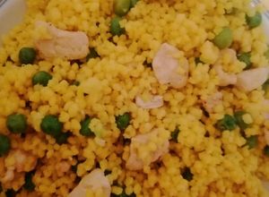 Foto di Cous cous allo zafferano con pollo e piselli