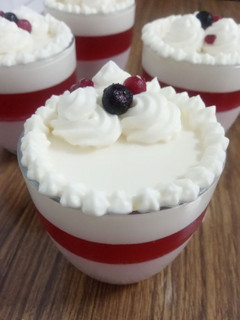 Una foto de Panna cotta de fresa