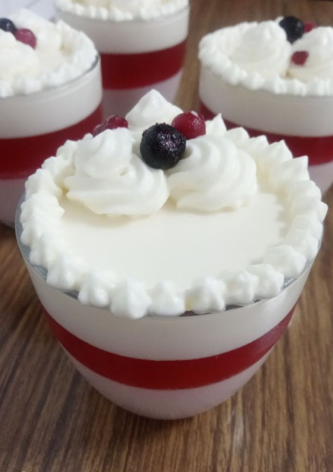 Una foto de Panna cotta de fresa