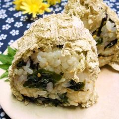 A picture of Seaweed Onigiri (Rice Balls) No. 2: Sesame Seeds and Wakame Seaweed.