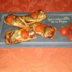 Una foto de Coca de anchoas, aceitunas y tomatitos cherry