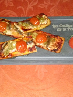 Una foto de Coca de anchoas, aceitunas y tomatitos cherry