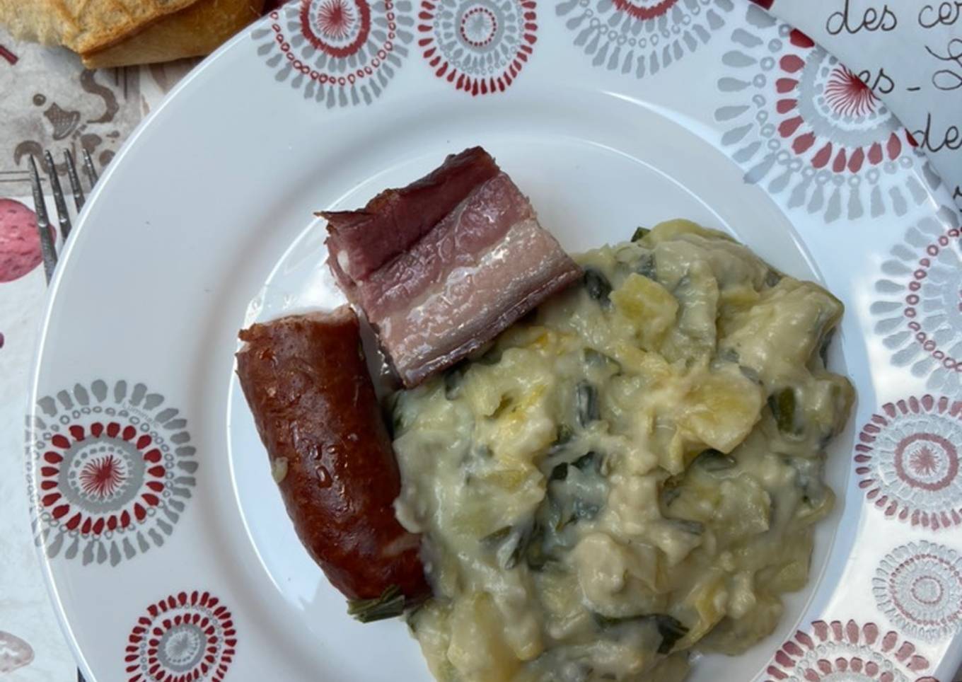 Délice de poireaux pommes de terre avec lard fumé et saucisse