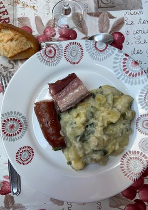 Une photo de Délice de poireaux pommes de terre avec lard fumé et saucisse