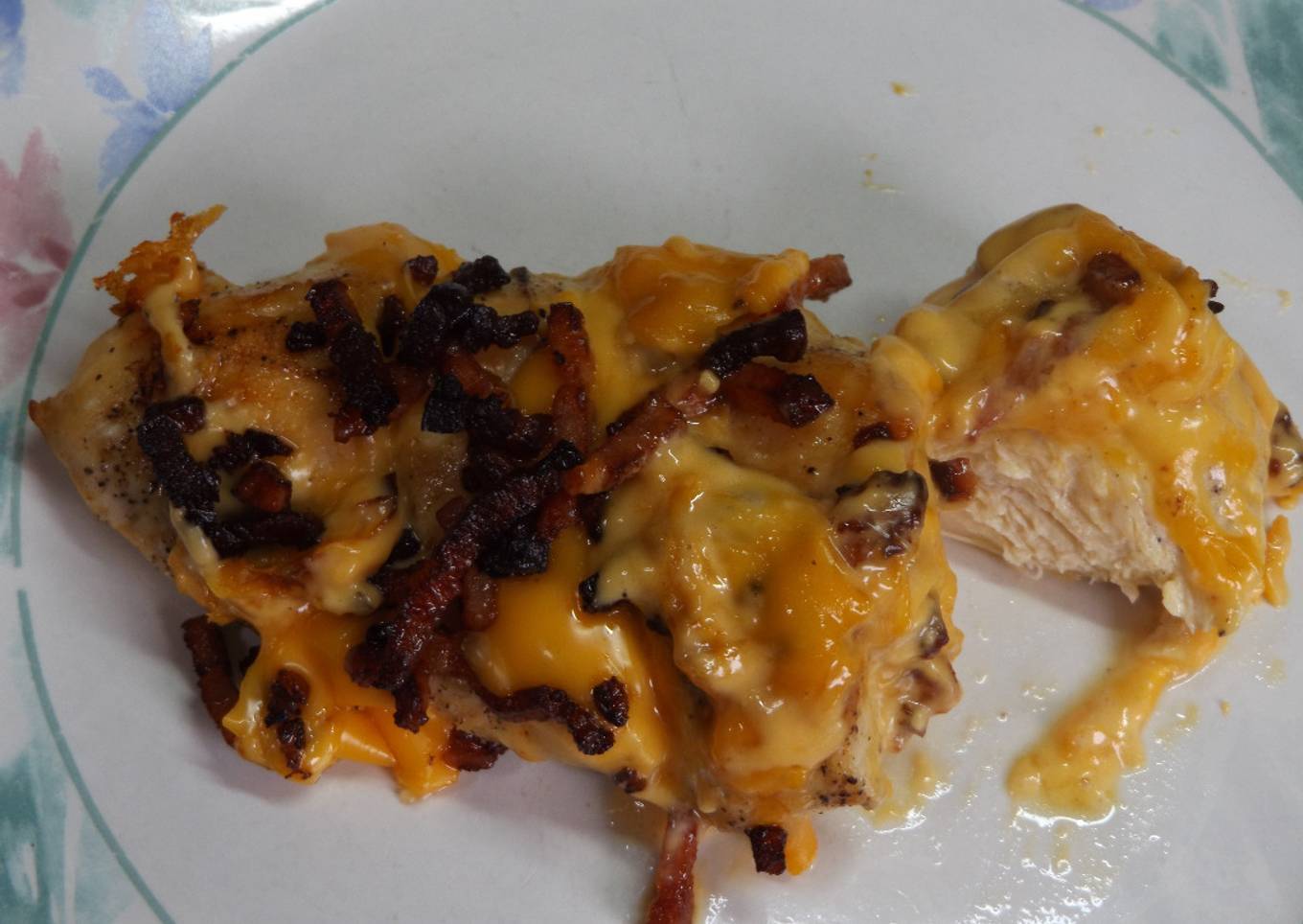Pechugas de pollo rellenas con bacon y queso