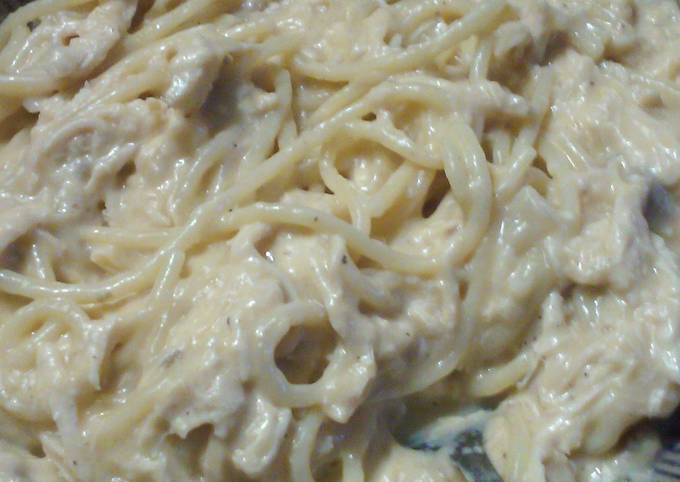 Cheesy crock pot chicken spaghetti