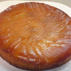 A picture of Exquisite Tart Tatin-style Apple Cake.