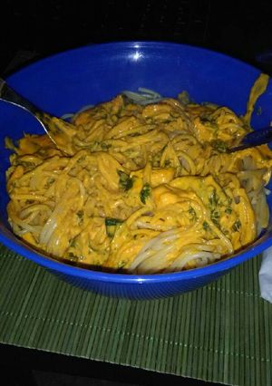 Una foto de Fideos con rúcula, cebolla de verdeo y salsa cheddar