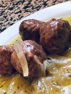 Una foto de Albóndigas con salsa de cebolla