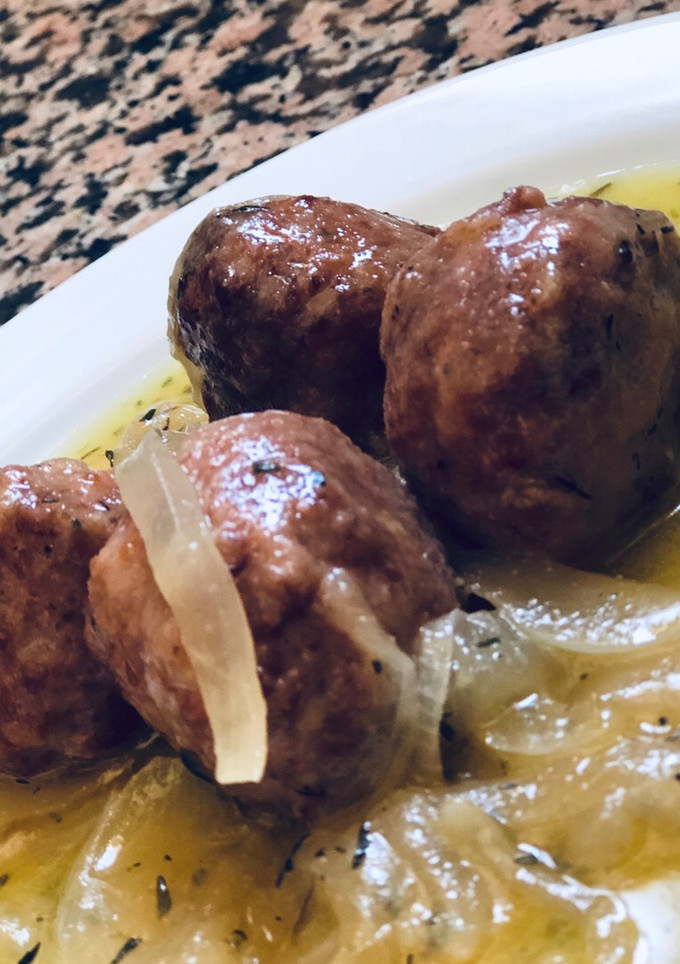 Una foto de Albóndigas con salsa de cebolla