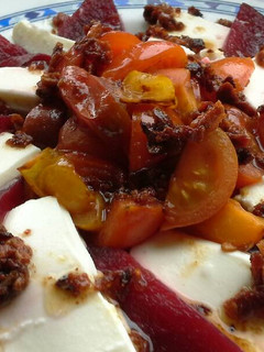 Una foto de Ensalada de remolacha y queso con tomates templados