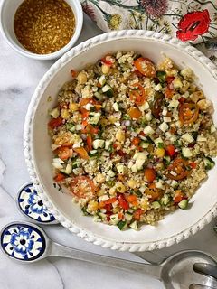 Una foto de Ensalada de garbanzos, quinoa y más