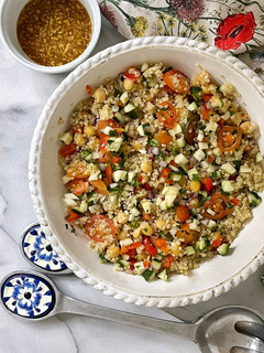 Una foto de Ensalada de garbanzos, quinoa y más