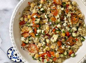 Una foto de Ensalada de garbanzos, quinoa y más