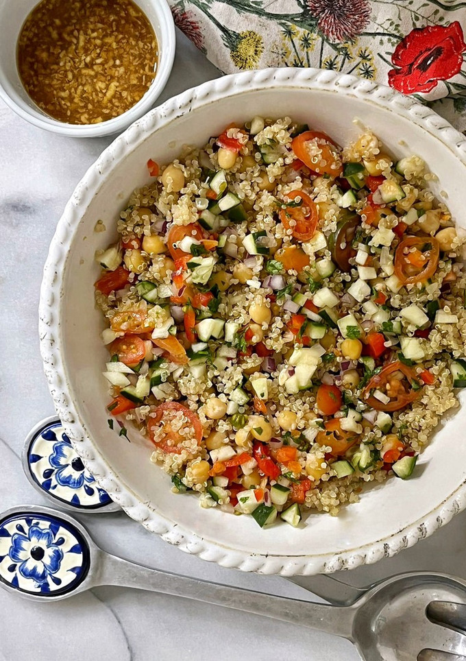Una foto de Ensalada de garbanzos, quinoa y más