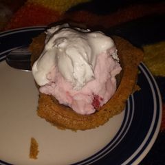 A picture of Ice cream & cookies.