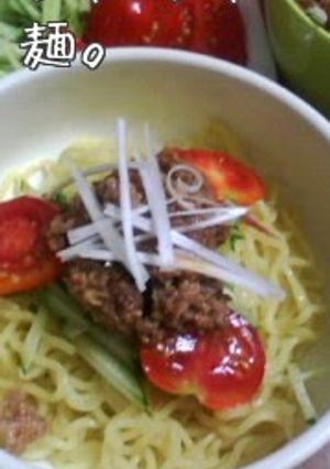 A picture of Zhajiangmian (with Meat-Miso).