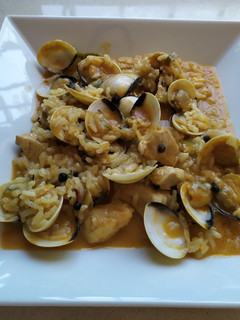 Una foto de Arroz con pollo y almejas