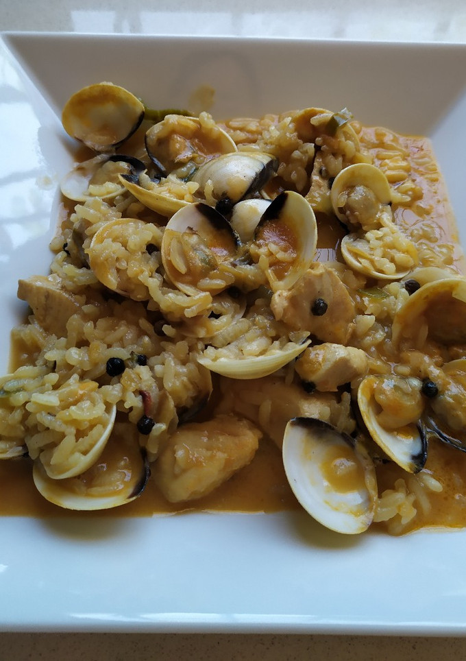 Una foto de Arroz con pollo y almejas