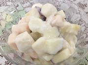 Una foto de postres con piña en almíbar