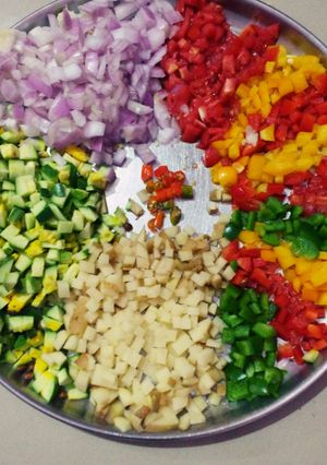 A picture of Colourful Veggies for Delicious Upma.