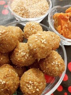 तिल गुड़ के लड्डू(Til gud ke laddu recipe in Hindi) रेसिपी मुख्य फोटो