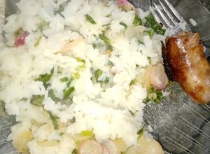 Una foto de Arroz,(con revuelto de rabanitos)