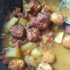 A picture of Chenna curry/ fried cheese ball curry.