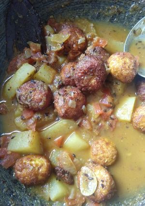 A picture of Chenna curry/ fried cheese ball curry.