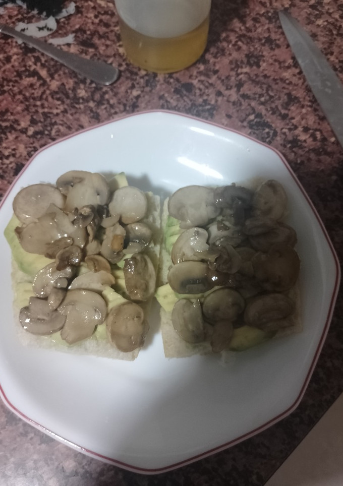 Una foto de Tosta de champiñones