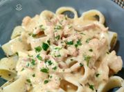 Una foto de pasta con nata y trufa