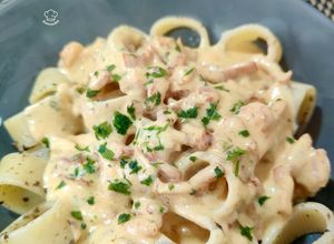Una foto de Calamarata trufada con crema de bacon y queso
