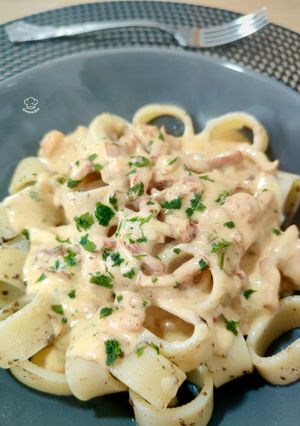 Una foto de Calamarata trufada con crema de bacon y queso