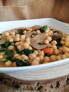 Una foto de Garbanzos con champiñones y espinacas