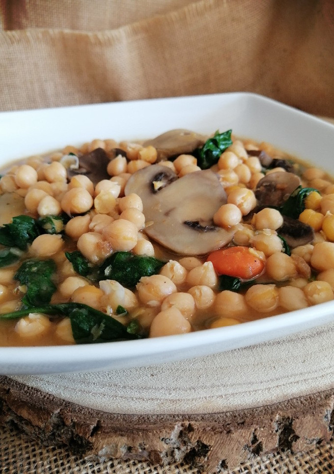 Una foto de Garbanzos con champiñones y espinacas