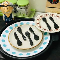 A picture of Edible Chocolate Spoons.