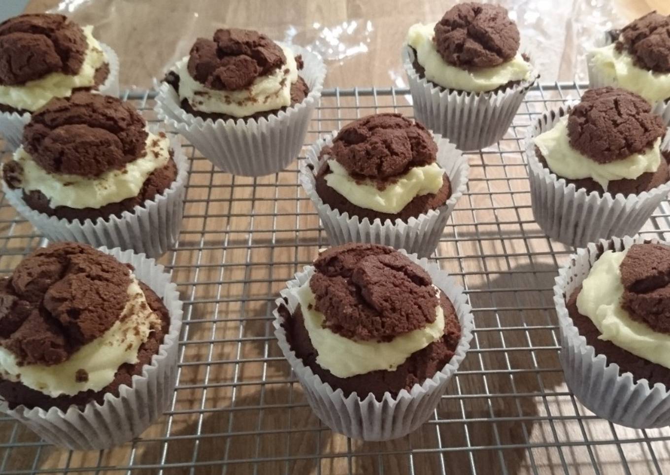 Chocolate & Vanilla Cupcakes