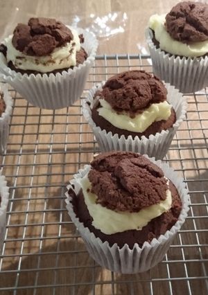 A picture of Chocolate & Vanilla Cupcakes.